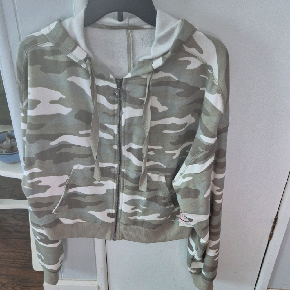 Camouflage Zip-Up Hoodie. Size L